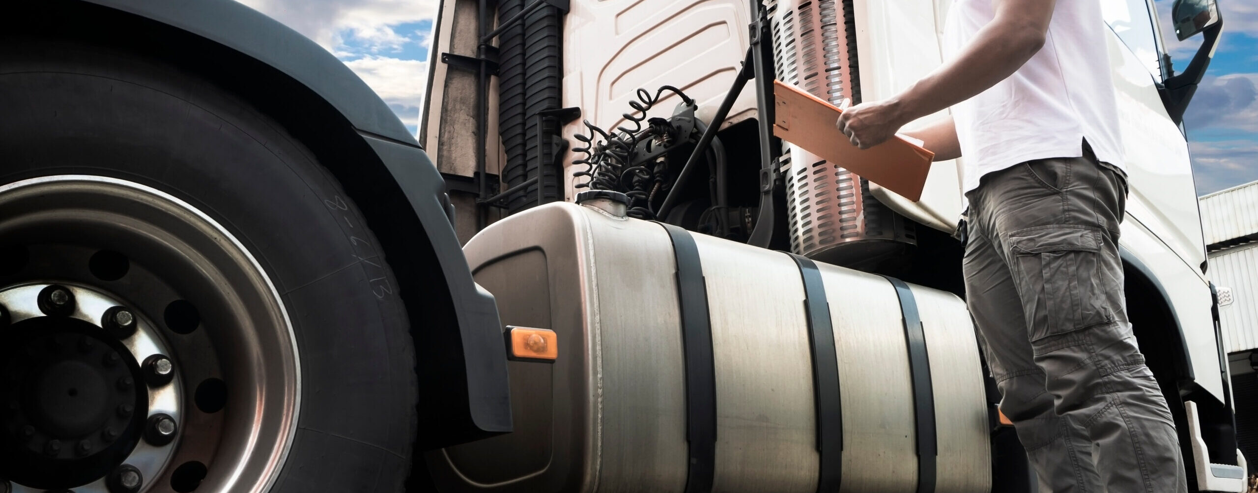 Менеджер з логістики перевіряє паливо для вантажівки